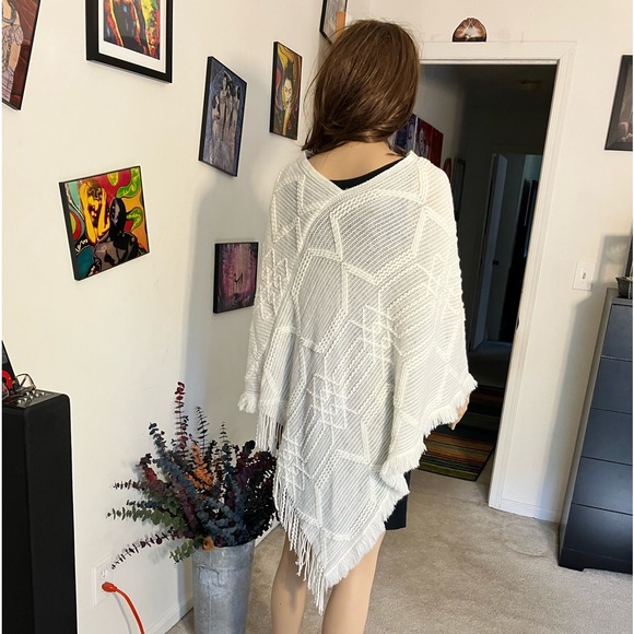 ๐
บNever used Mia & Tess Ivory/Cream Fringe Triangle Point Poncho Wrap One Size - Picture 6 of 12